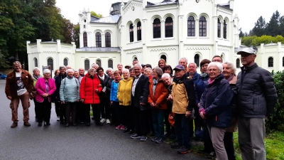 Pilgergruppe der „Freunde und Förderer von Maria Kulm” vor der restaurierten Reithalle in Heiligen = Svĕtce bei Tachau (Bild: Irmi Baumann)
