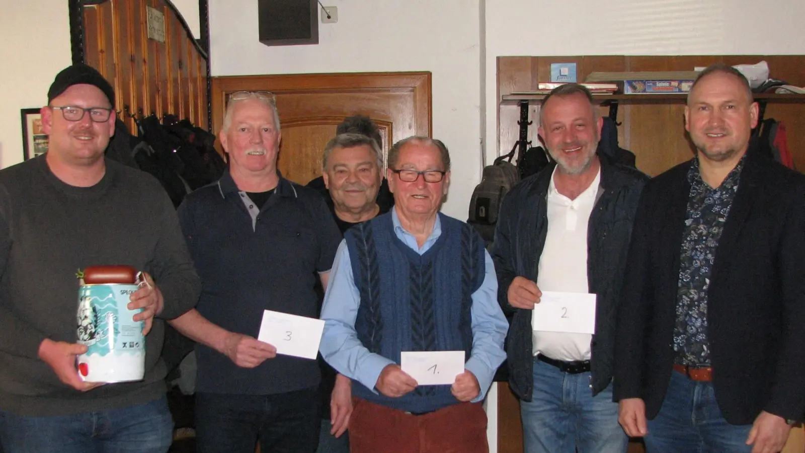 Herbert Steiner (hinten Mitte) und Bürgermeister Richard Kammerer (rechts) beglückwünschten die Sieger Josef Rieder (vorne Mitte), Daniel Schuster (2. v. r.) und Rainer Prölß (2. v. l.) zu ihren Preisen. Markus Schlagenhaufer (links) nahm mit Freuden den Trostpreis entgegen. (Bild: Johann Kneißl)