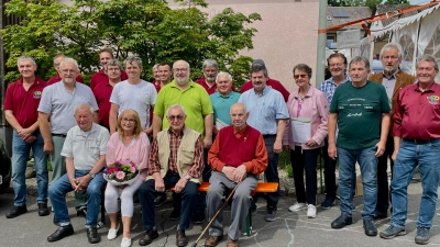 Die Vorstandschaft der Siedlergemeinschaft mit den Jubilaren. Sitzend der Gründungsausschuss. (Bild: Michael Raab)