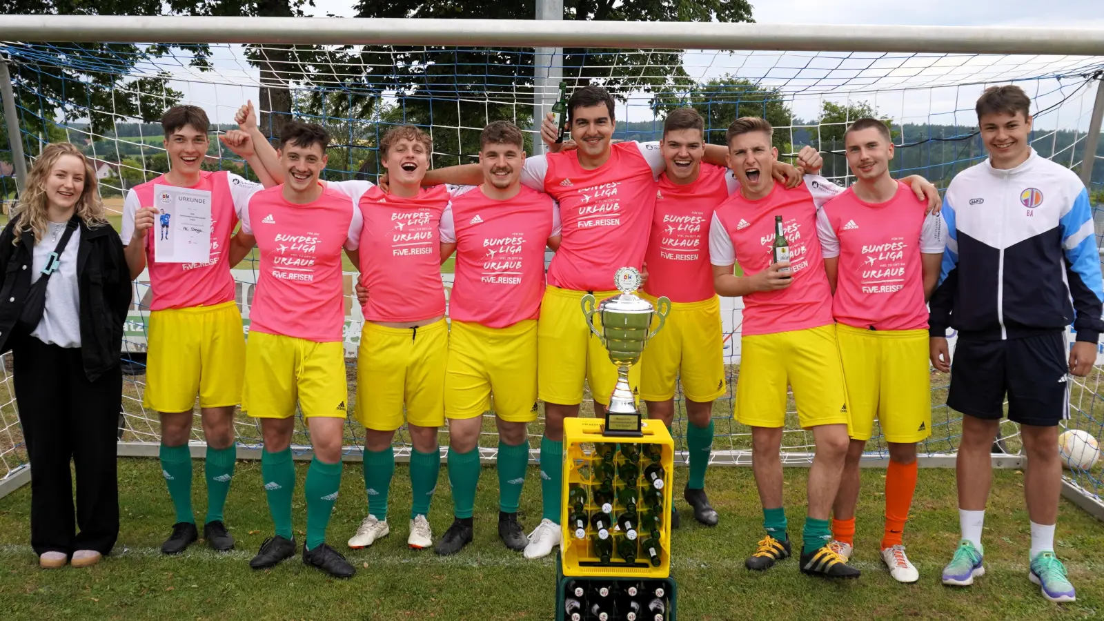 So sehn Sieger aus: AC-Dings holte sich erstmals den Titel des Fußball-Gemeindemeisters (Bild: Lothar Trager)