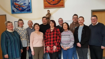 Der neu gewählte Pfarrgemeinderat stellte sich beim Pfarrfamilien-Nachmittag im Pfarrheim vor. Darüber freuten sich Pfarrer Udo Klösel (rechts) und die neue PGR-Sprecherin Julia Weiß (Zweite von links). (Bild: Peter Garreiss)