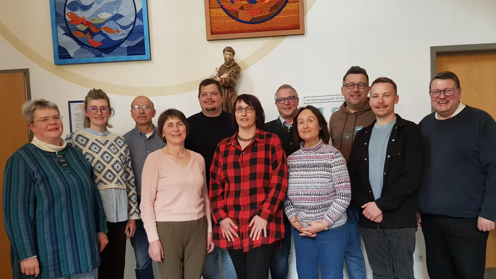 Der neu gewählte Pfarrgemeinderat stellte sich beim Pfarrfamilien-Nachmittag im Pfarrheim vor. Darüber freuten sich Pfarrer Udo Klösel (rechts) und die neue PGR-Sprecherin Julia Weiß (Zweite von links). (Bild: Peter Garreiss)