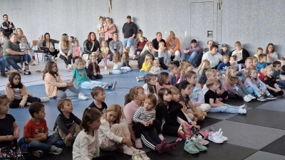 Kinder und Erwachssene verfolgten gespannt das Kasperltheater in der Schulturnhalle. (Bild: Josef Söllner )