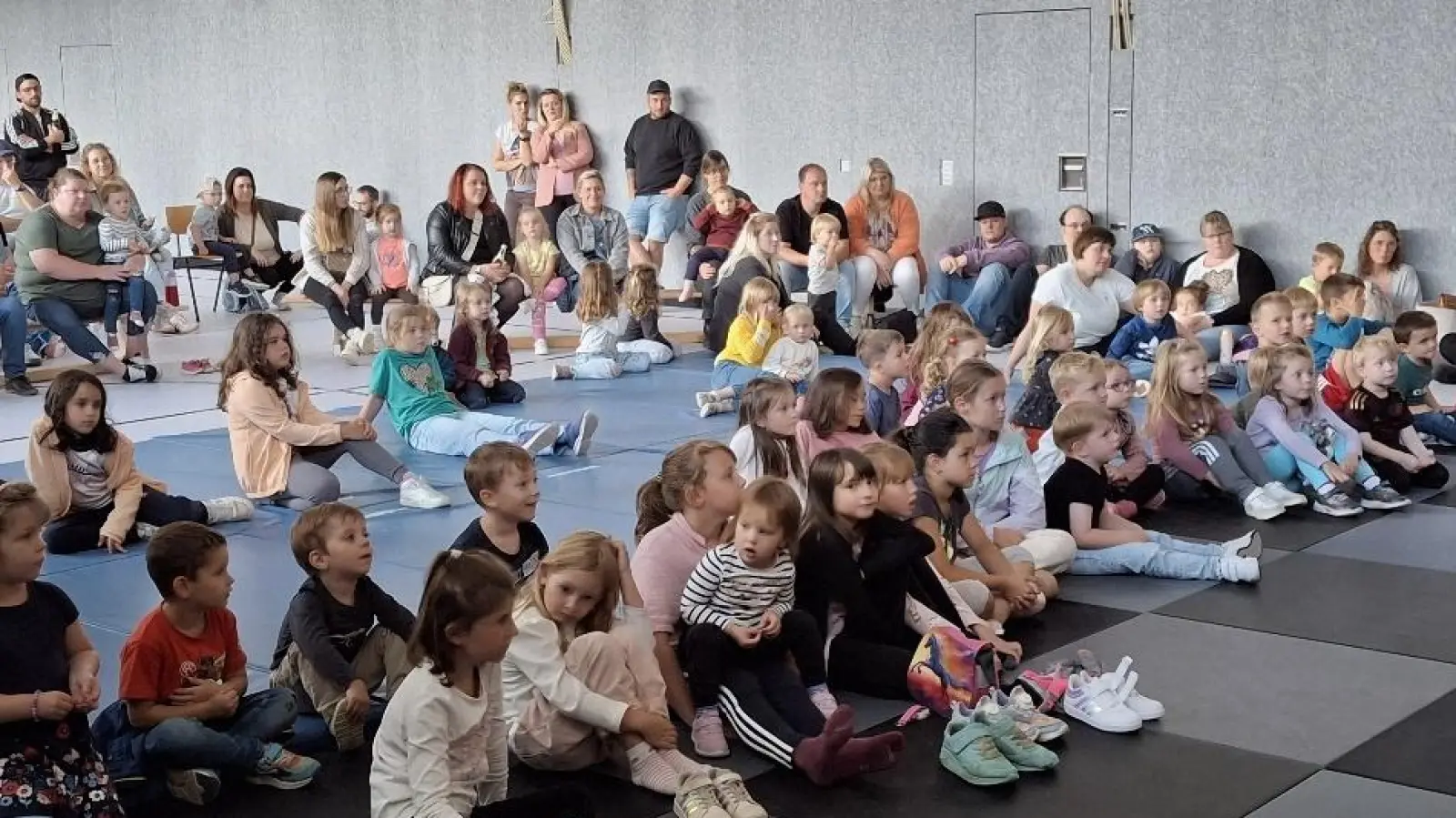 Kinder und Erwachssene verfolgten gespannt das Kasperltheater in der Schulturnhalle. (Bild: Josef Söllner )