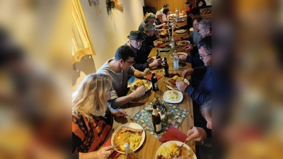 Gemeinsames Essen nach zwei Backtagen - Gemeinschaft ist das Ziel unseres Vereins. (Bild: Pia Schecklmann)