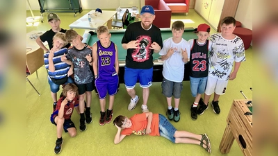 Rapper FEEL.ikx (Mitte) beim ersten Teil des Workshops im Teublitzer Jugendtreff. (Bild: Stefanie Franek)