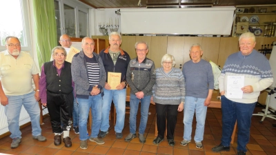 Vorsitzender Peter Holland (4.v.Rechts) und sein Stellvertreter Michel Pöll (4. von Links) mit der neu gewählten Vorstandschaft des Bäckerfachverein und den Geehrten (Bild: Johann Adam)