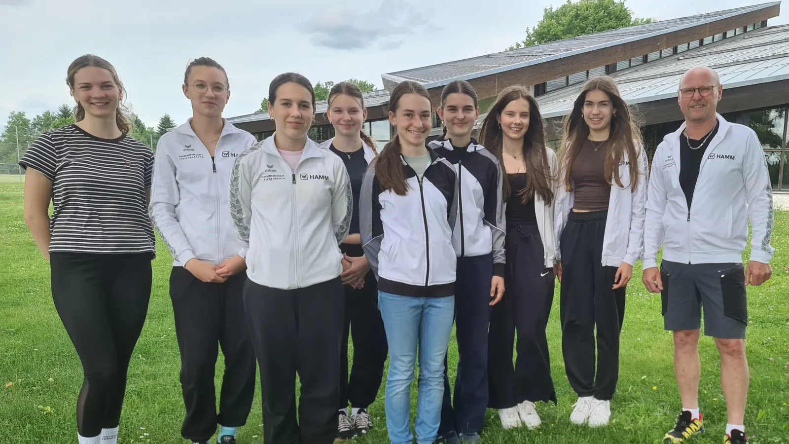 Bild von links nach rechts: Johanna Kopp, Isabell Angermüller, Milla Gründel, Sina Lange, Johanna Möstl, Eva Ziegler, Sophia Zepner, Emilia Jaspers, Wolfgang Rahm, 1. Vorsitzender Wolfgang Rahm (Bild: Iris Rahm )