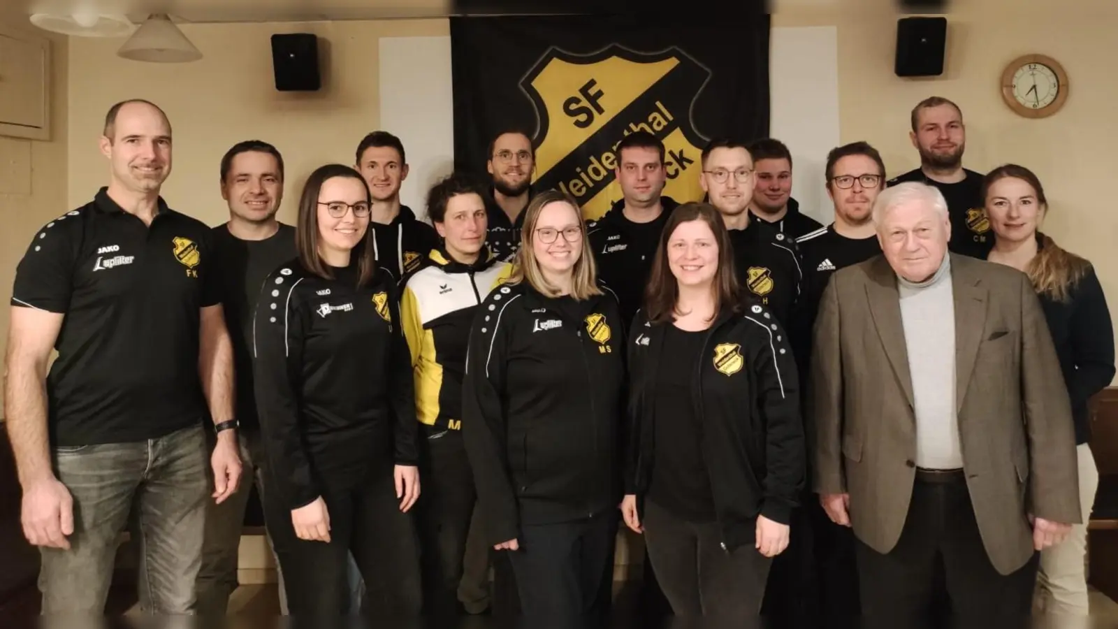 Die neu gewählte Vorstandschaft der Sportfreunde Weidenthal-Guteneck freut sich auf die nächsten beiden Amtsjahre. (Bild: Jonas Kirchberger)