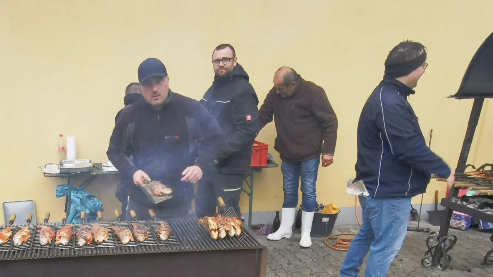 Die Mitglieder vom Fischereiverein versorgen die Bevölkerung mit gegrillten Forellen und Makrelen. (Bild: Karl Ziegler)