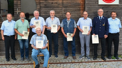 Vorstand Berthold Maier li. und Kommandant Christian Lenk, re. dankten den anwesenden Geehrten, von links Albert Meyer, Johann Falk, Franz Birner, Adolf Robl, Herbert Schmidl, Joachim Winkler und sitzend Ludwig Reich, für die lange Treue zur Freiwilligen Feuerwehr Ehenfeld.  (Bild: Fritz Dietl)