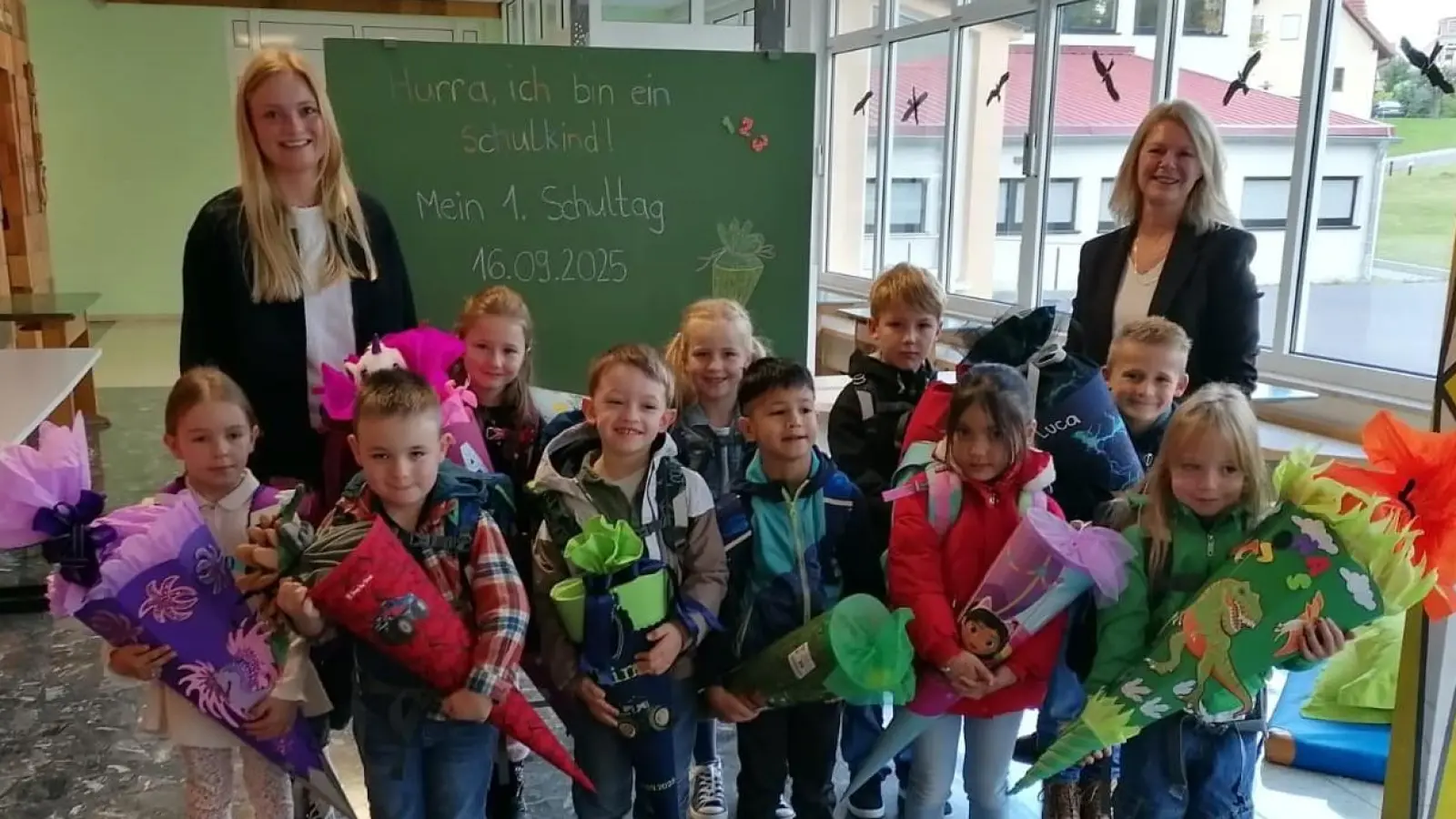 Die Schulanfänger mit Klassenlehrerin Lara Reiter und Schulleiterin Karin Gleißner (Bild: Simone Wolff-Köstler)