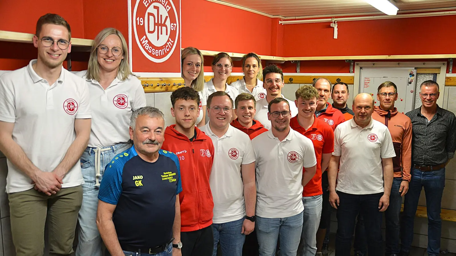 Die neu gewählte Vorstandschaft der DJK Ehenfeld-Massenricht. Links, 1. Vorsitzender Andreas Falk. Es gratulierte Bürgermeister Hermann Falk, re. (Bild: Fritz Dietl)
