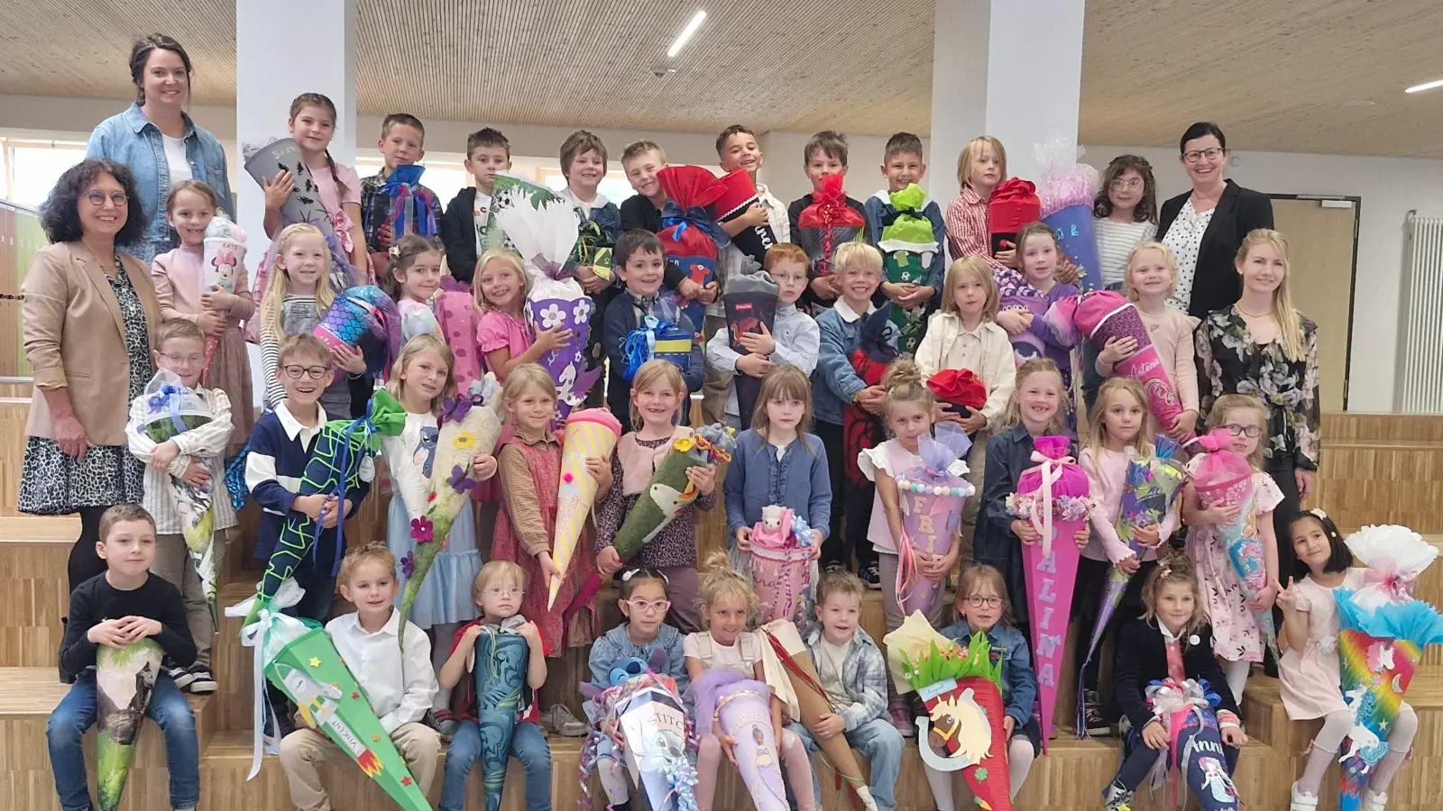 Die Waldershofer ABC-Schützen der 1/2a, b,c und d mit ihren Klassleiterinnen Michaela Härtl, Kathrin Stöckert, Gabriela Binder und Nathalie Seele. (Bild: Erika Hoffmann)