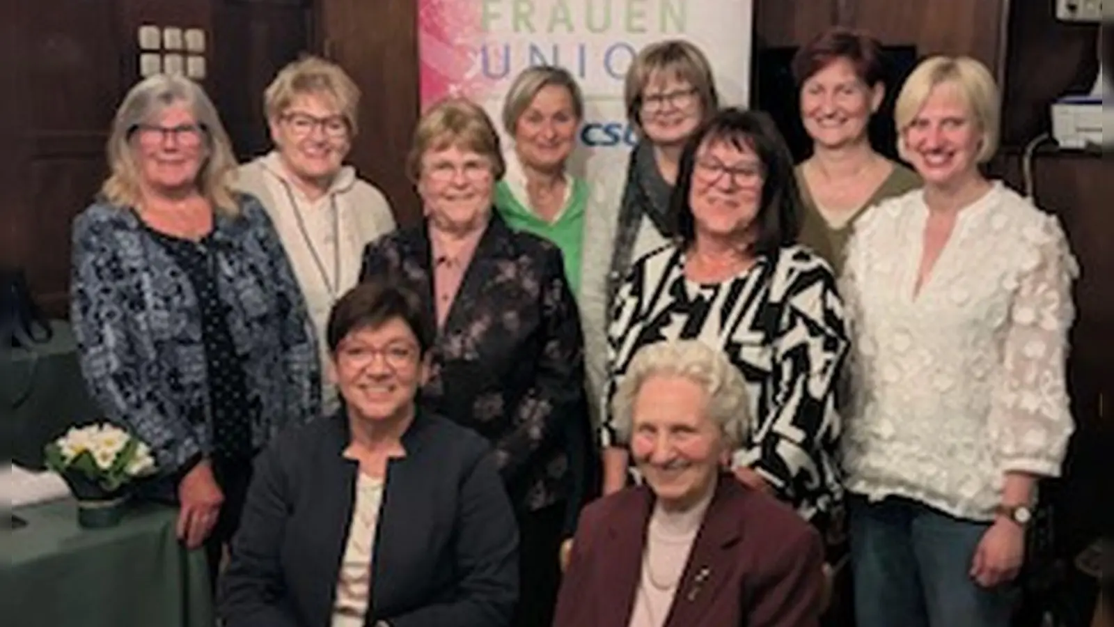 Wieder gewählte Vorstandschaft und Ehrung für langjährige Mitgliedschaft -Maria Arnold 60 Jahre (sitzend v.re), Martina Kraus 45 Jahre 2.v.re) und Maria Färber 30 Jahre (1. li)  (Bild: Walter Rustler)