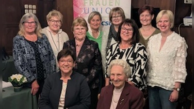 Wieder gewählte Vorstandschaft und Ehrung für langjährige Mitgliedschaft -Maria Arnold 60 Jahre (sitzend v.re), Martina Kraus 45 Jahre 2.v.re) und Maria Färber 30 Jahre (1. li)  (Bild: Walter Rustler)