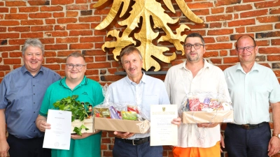 Bürgermeister Bernhard Schmidt (links) und Verwaltungsrat Hubert Wojtenek (rechts) mit den ausgezeichneten Mitarbeitern (von links) Markus Knodt, Bernhard Fütterer und Markus Gallersdörfer. (Bild: Jochen Neumann)