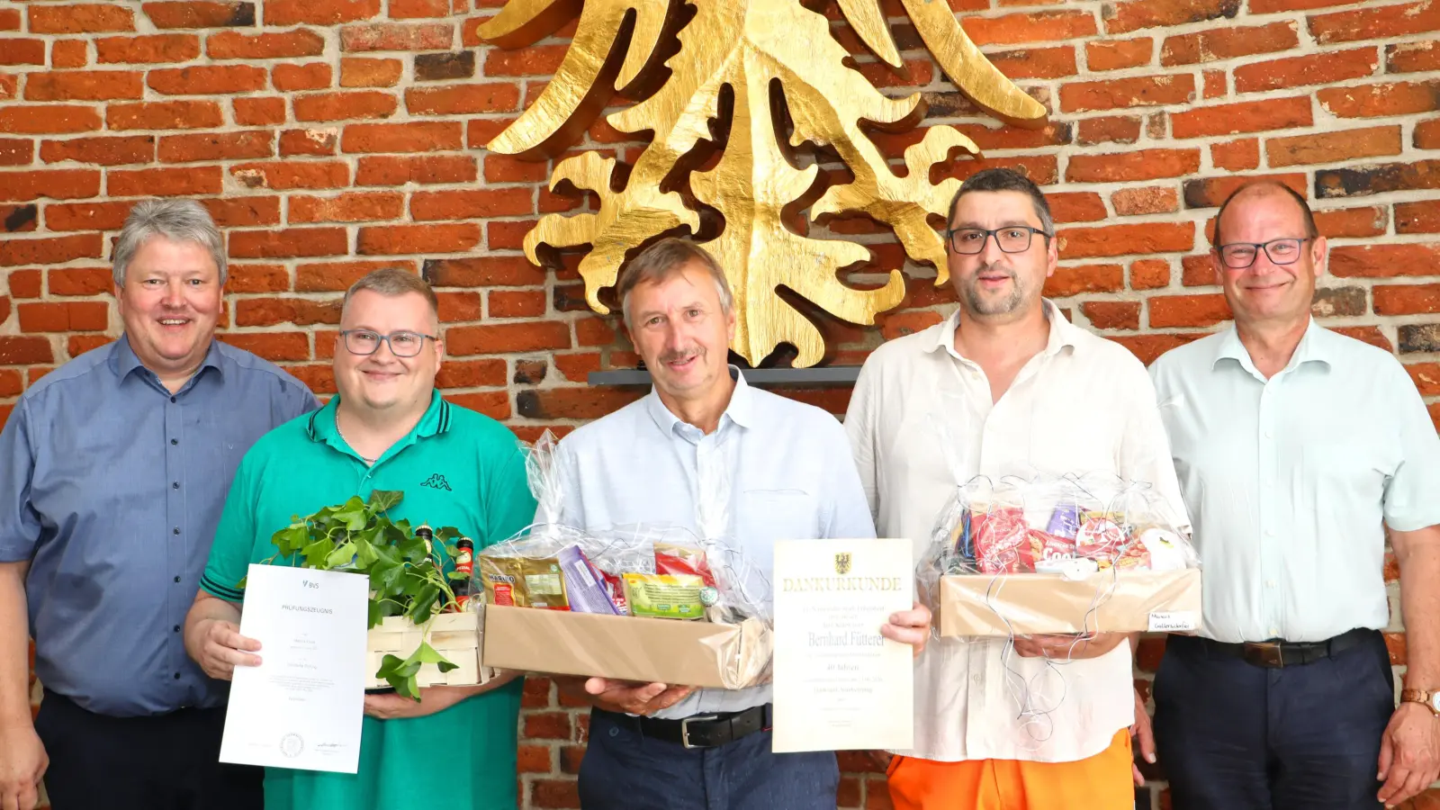 Bürgermeister Bernhard Schmidt (links) und Verwaltungsrat Hubert Wojtenek (rechts) mit den ausgezeichneten Mitarbeitern (von links) Markus Knodt, Bernhard Fütterer und Markus Gallersdörfer. (Bild: Jochen Neumann)