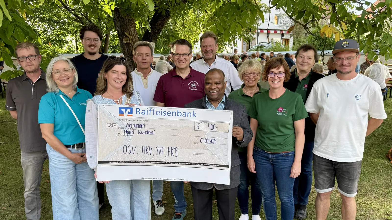 Pfarrer Moses Gudapati (vorne beim Scheck) mit den Vertretern der Vereine, die sich um das Johannisbergfest gekümmert hatten. (Bild: Ina Piehler)