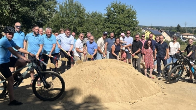 Spatenstich mit Bürgermeiste Karlheinz Budnik, Mitgliedern des Stadtrates, Bauleitung, Firmenvertreter und Mitgliedern des Radsportvereins Concordia. (Bild: Karlheinz Budnik)