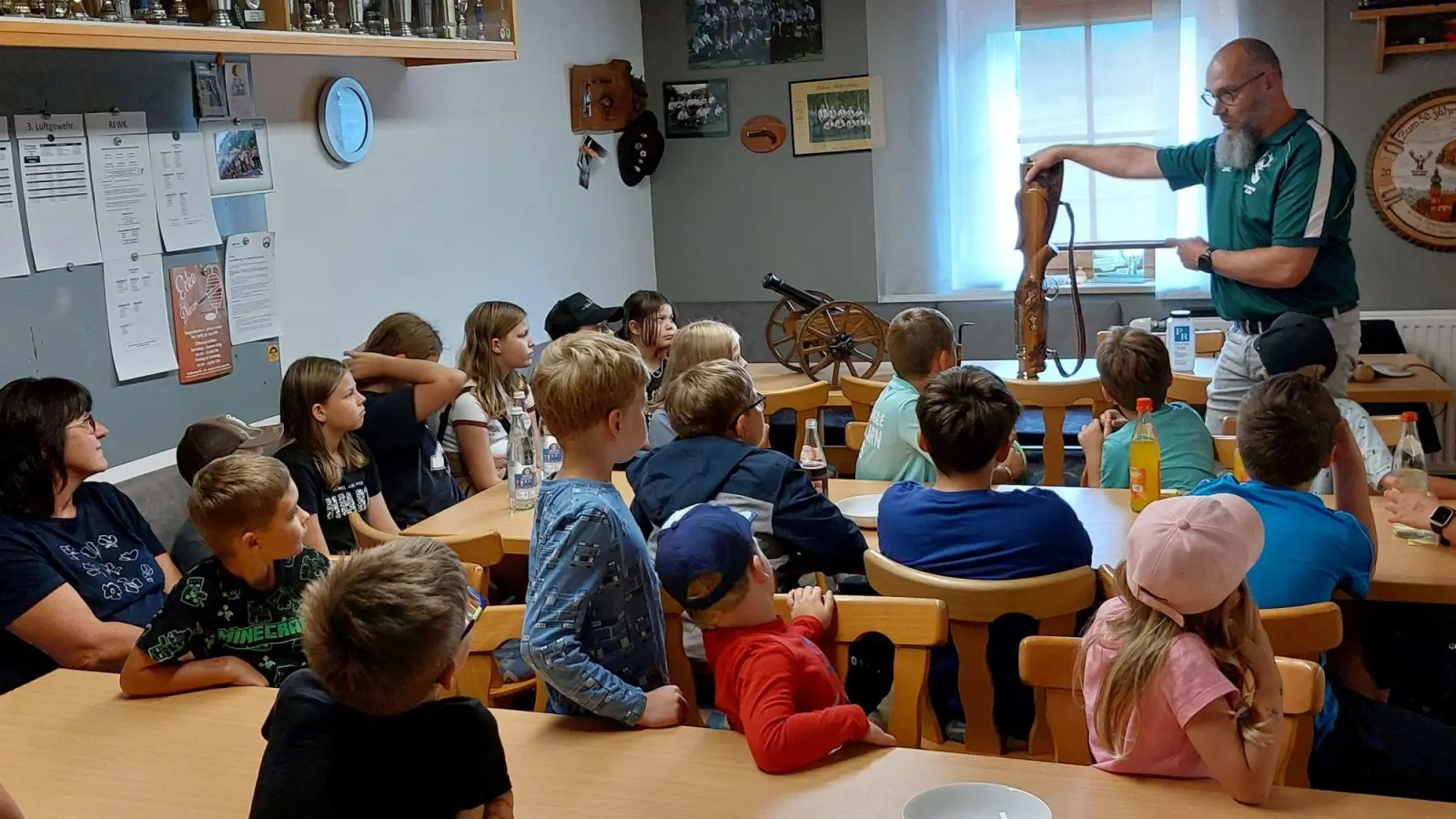 Die Mädels und Jungs staunten über die von Böller-Schussmeister Tom Ziegler aufgezeigten Ausstattung mit Schaftböllern und kleiner Kanone. (Bild: Daniel Biermeier)