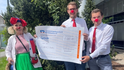 Marco Bäumler und Andreas Lehner (von rechts) übergaben einen 100-Euro-Scheck an Klinik-Clown Dr. Trudi Eierfleck.  (Bild: Friedrich Peterhans)