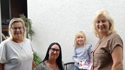 Emma freut sich über ein „Starterpaket” zum Schulanfang. (Bild: Elisabeth Kraus)