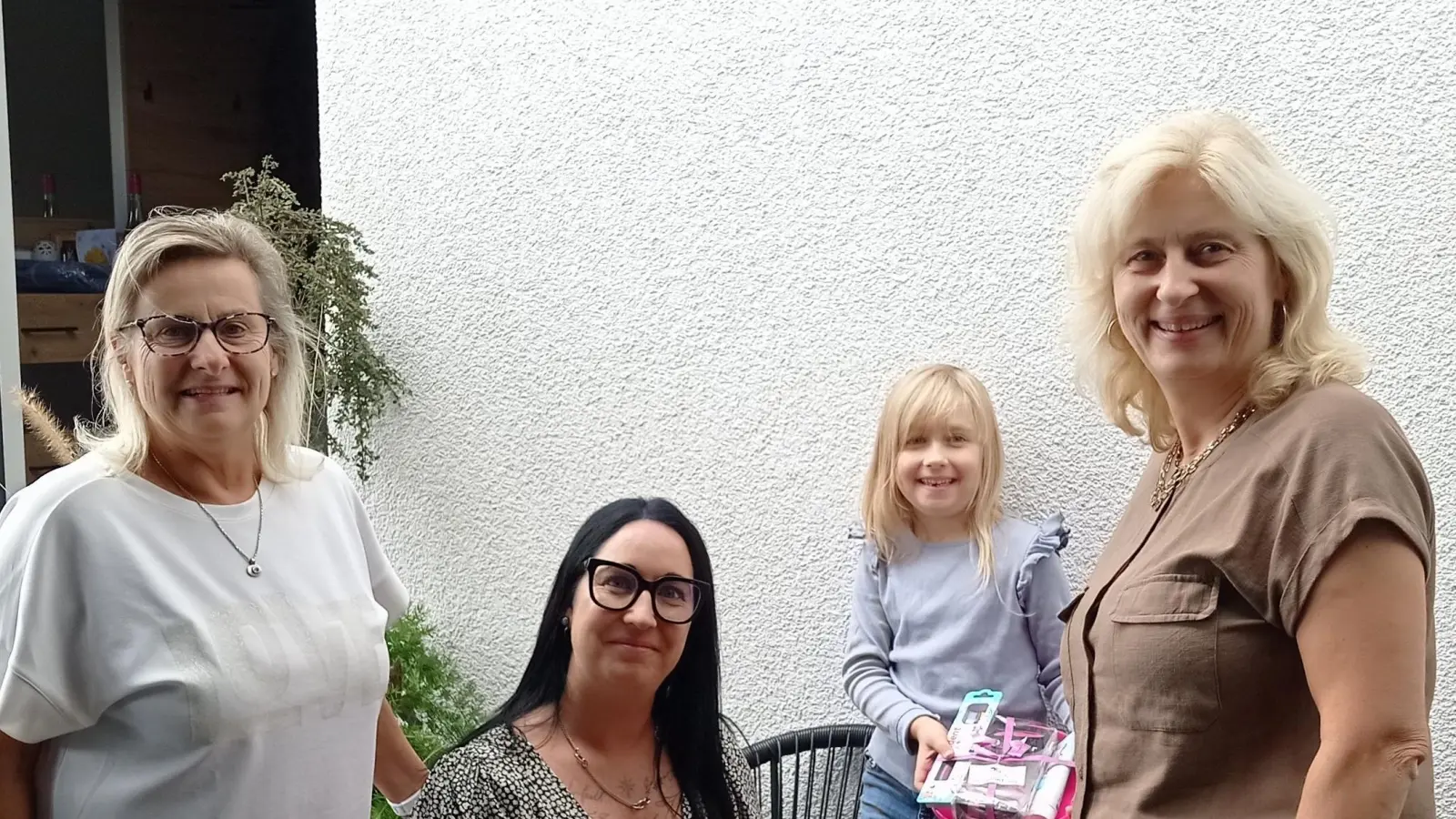Emma freut sich über ein „Starterpaket” zum Schulanfang. (Bild: Elisabeth Kraus)
