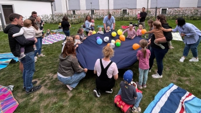 Spielen mit Luftballons beim Sommerfest Eltern-Kind-Gruppen (Bild: Theresa Richtmann)
