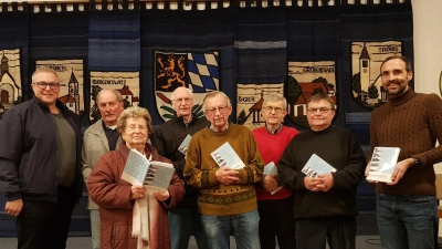 Der Heimatkundliche Arbeitskreis Moosbach stellte sein neuestes Werk, die „Spurensuche 13/2025“, durch die Autoren vor. Sprecher Peter Garreiss überreichte an die Bürgermeister Armin Bulenda (rechts) und Helmut Meindl (links) ein Exemplar. (Bild: Ottilie Garreiss)