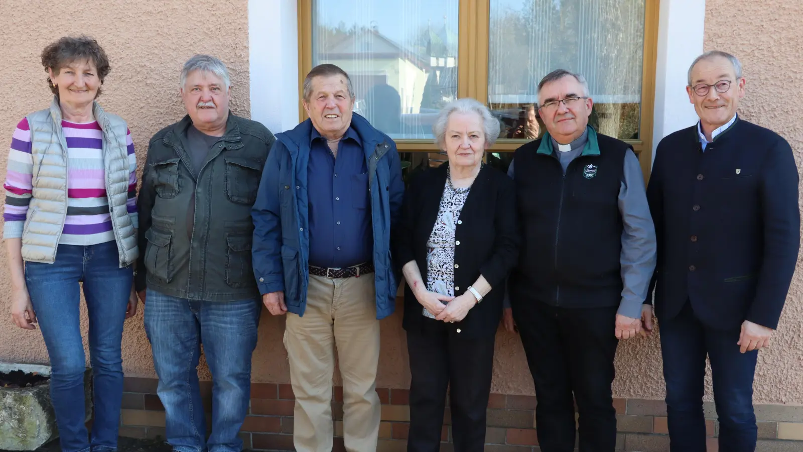 Es gratulierten dem anwesenden Geehrten Johann Geck (3. v.l.) vom Vorstandsteam des VdK-Ortsverbandes Marga Kraus (v.l.), Josef Spies, VdK-Kreisvorsitzende Marianne Kies-Baldasty, Pfarrer Slawomir Niemczewski und Erster Bürgermeister Erwin Geitner (Bild: Michael Rabenhofer )