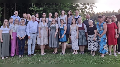 Die Absolventen mit Ehrengästen, Schulleitung und Lehrkräften (Bild: Maria Müller )