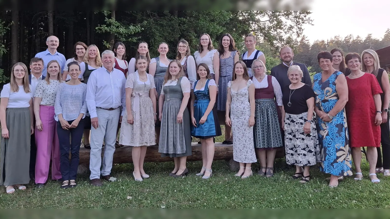 Die Absolventen mit Ehrengästen, Schulleitung und Lehrkräften (Bild: Maria Müller )
