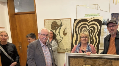 Aus dem Nachlass des Künstlers Rainer Birzers wechselte ein Sandgemälde den Besitzer. Kollege Hari Beierl erwarb das Gemälde von der Witwe auf der Ausstellung der Kultur Freunde Pirk mit Vorsitzendem Karl Prell (von links). (Bild: Kerstin Kiener)