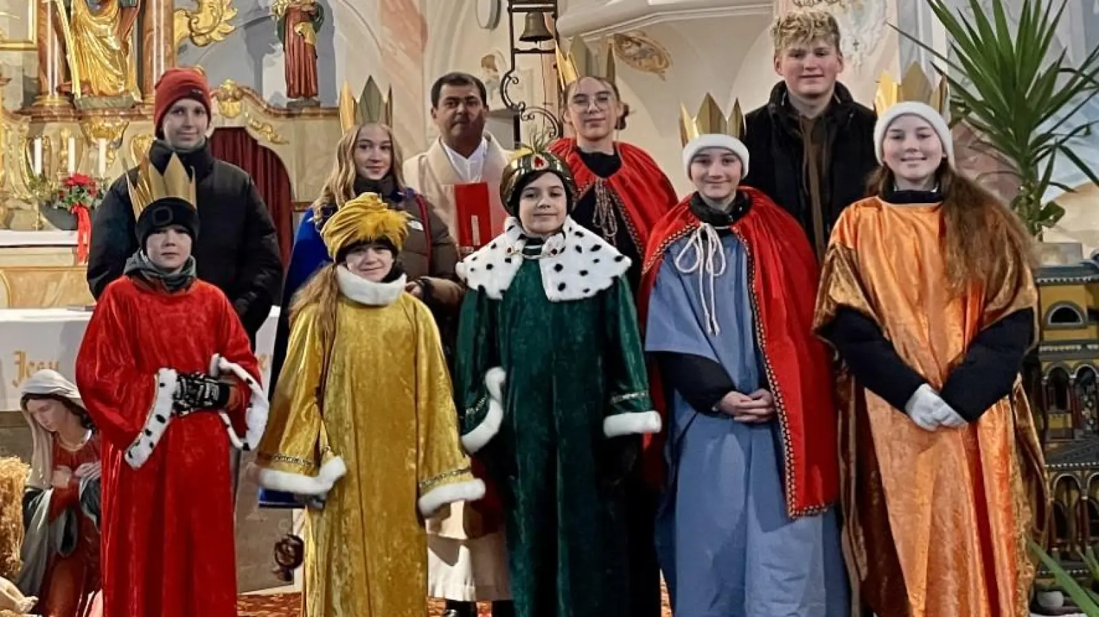Die Kohlberger Sternsinger wurden in der weihnachtlich geschmückten Kirche von Pater Prince Joseph Kalarimuriyil gesegnet und ausgesandt. (Bild: Marie Bertelshofer)