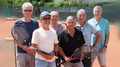 Der Meister der Herren 65 in der Nordliga 2 heißt TC Rot-Weiß Amberg (von links): Max Wittmann, Konny Opitz, Dieter Krieger, Alfred Baumer, Robert Stöcklmeier und Mannschaftsführer Reiner Fröhlich. (Bild: Erwin Braun)