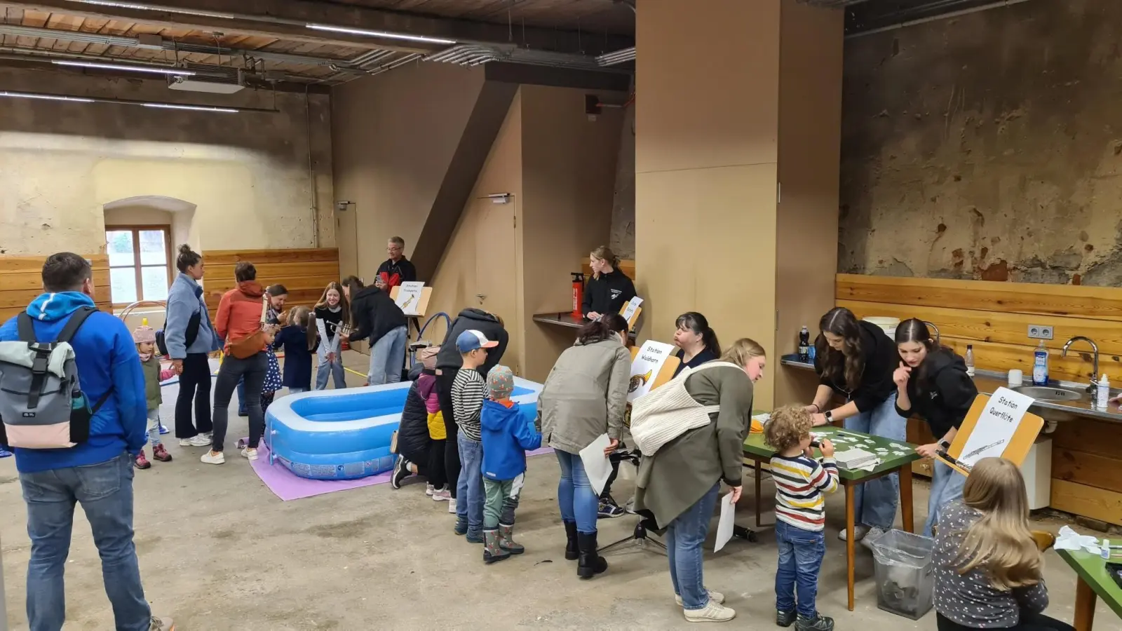 Den ganzen Nachmittag waren die Spielstationen umlagert und die Kinder konnten beim Ausprobieren der Musikinstrumente ihre musikalischen Fähigkeiten testen. (Bild: Stefanie Gradl)