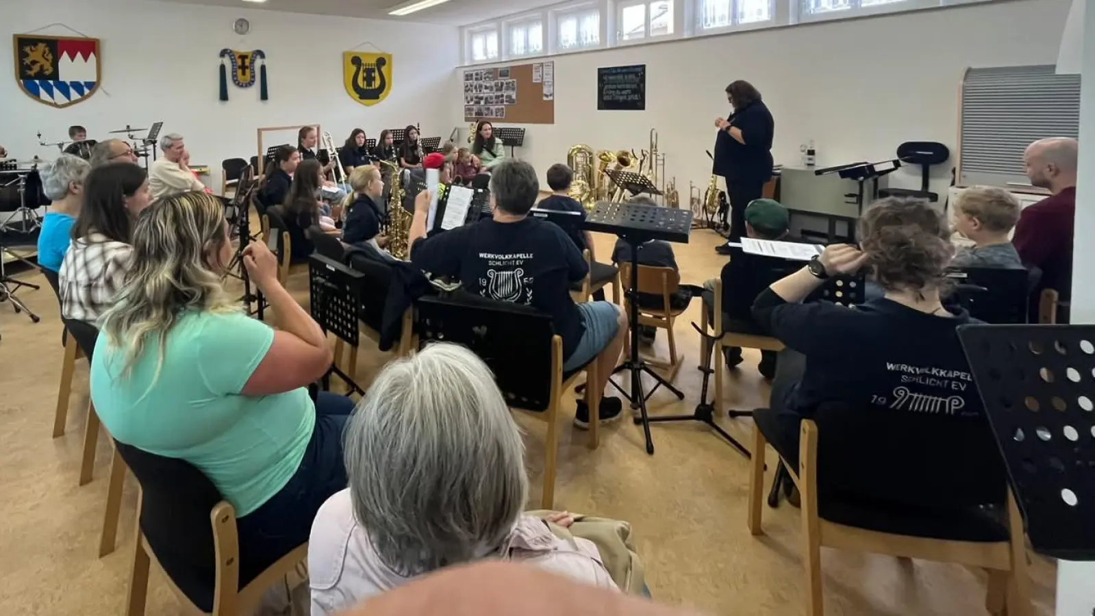 2. Vorstand und Dirigentin Sabine Kredler leitet die gut besuchte Instrumentenvorstellung. (Bild: Barbara Streit)