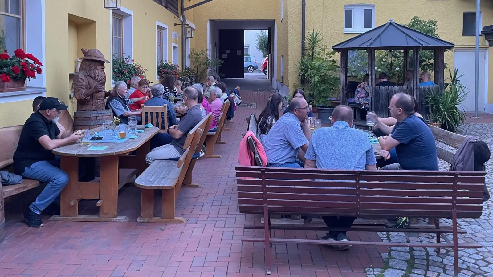 Mitglieder der CSU Neuhaus im Hof beim Bahler Zoigl (Bild: Thomas Kreinhöfner)