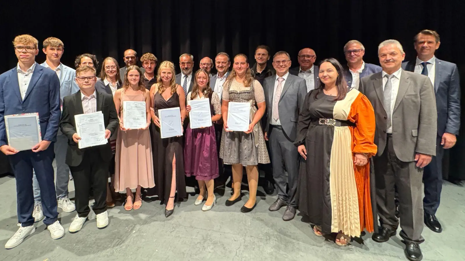 Lena Stock (dritte von links) erzielte in der 9. Klasse mit 1,8 das beste Quali-Ergebnis, und Christina Beierl (vierte von links) schloss die Mittlere‑Reife‑Prüfung mit der Spitzen­note von 1,2 ab. (Bild: Susanne Hayo)
