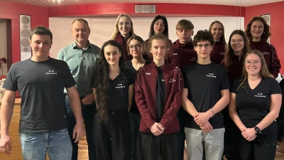 Die Pittersberger Landjugend macht einen Neuanfang. Das Bild zeigt von links nach rechts: Phillip Rester, Bürgermeister Erich Meidinger, Sofia Friedl, Franziska Schanderl, Lucia Götz, Korbinian Götz, unmittelbar dahinter Andrea Reinhart, Andreas Raß, Matthias Bartmann, Pia Raß, Larissa-Rosalie Lüdtke, Julia Röbl und wieder direkt dahinter Johanna Bartmann.  (Bild: Michael Götz)