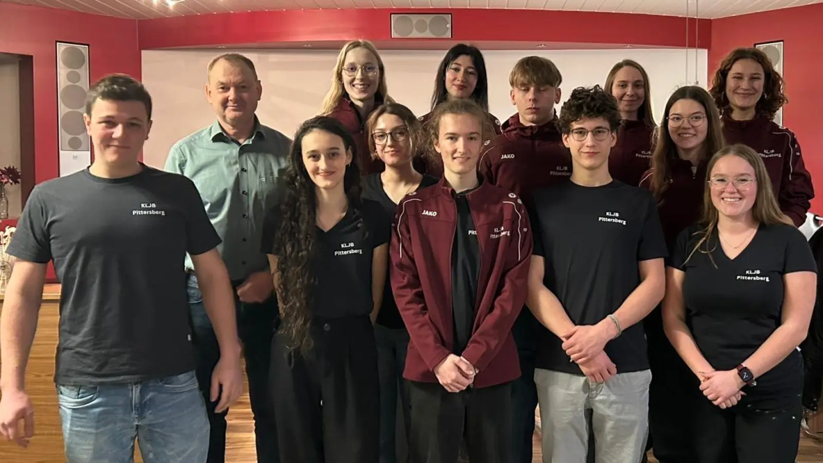 Die Pittersberger Landjugend macht einen Neuanfang. Das Bild zeigt von links nach rechts: Phillip Rester, Bürgermeister Erich Meidinger, Sofia Friedl, Franziska Schanderl, Lucia Götz, Korbinian Götz, unmittelbar dahinter Andrea Reinhart, Andreas Raß, Matthias Bartmann, Pia Raß, Larissa-Rosalie Lüdtke, Julia Röbl und wieder direkt dahinter Johanna Bartmann.  (Bild: Michael Götz)