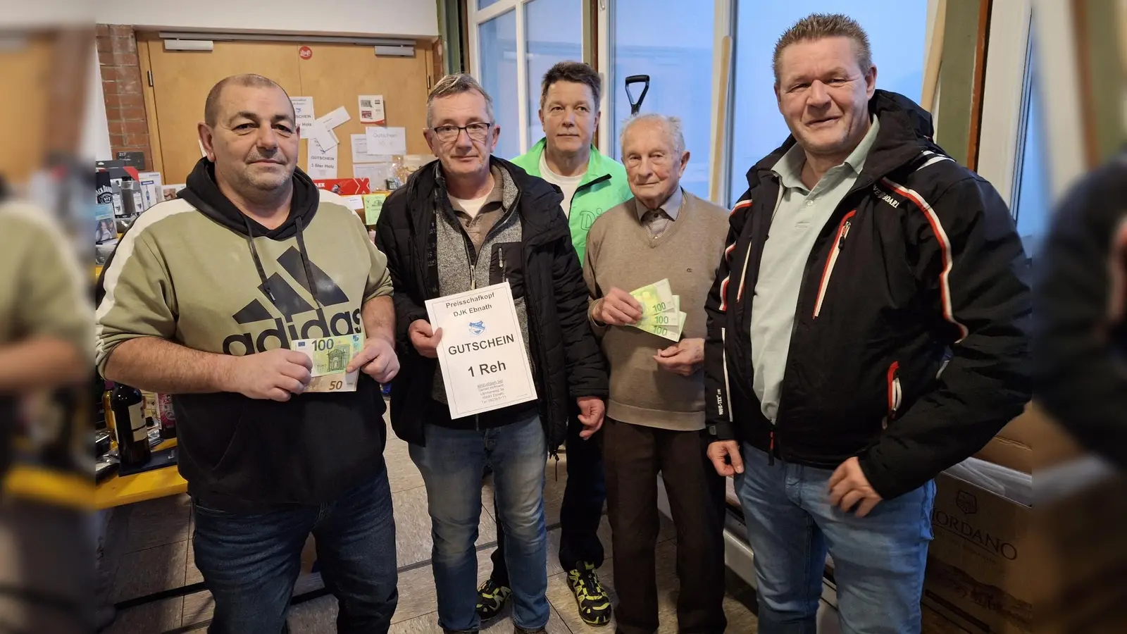 Bild zeigt die Gewinner: v.li.<br>Jürgen Plößl, Michael Meier, Alois Vetter (DJK), Gewinner Josef Püttner, Georg Lechner (Bild: Josef Söllner)