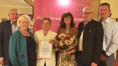 von links: CSU-OV Georg Götz, FU-Kreis Vorsitzende AS Renate Amrhein, Ehrenmitglied Ingrid Kurz, FU Vorsitzende Evi Höllerer, Bürgermeister Bernhard Lindner, CSU-Fraktionssprecher Dominik Sachsenhauser (Bild: Diane Schoberth)