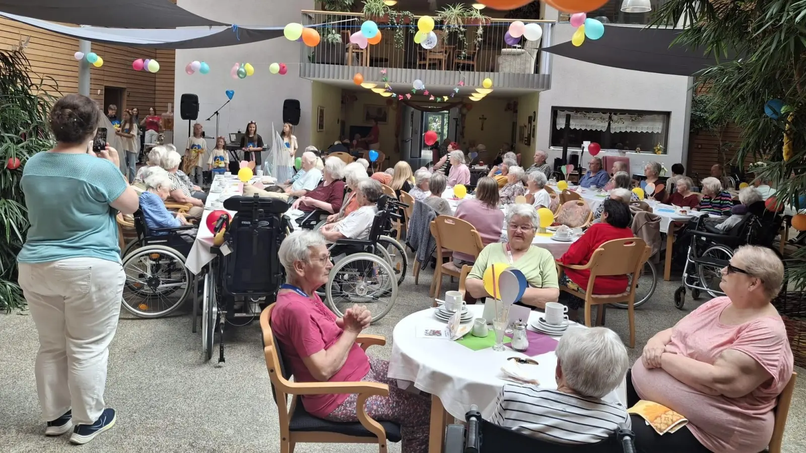 Die Bewohner feierten ausgelassen im Innenhof das Sommerfest (Bild: Liane Preininger)