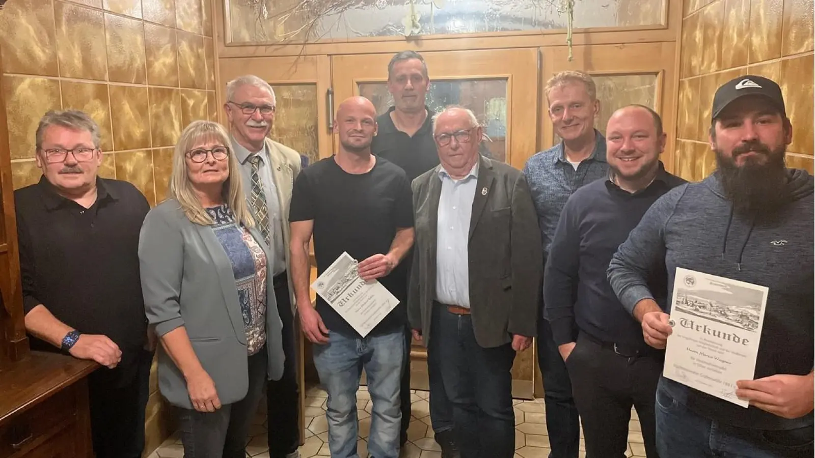 Einige der geehrten Mitglieder mit zweiter Bürgermeisterin Anita Heßler und dritten Bürgermeister Thomas Weißund Vorstandschaft des Fischereivereins (Bild: Josef Biersack)