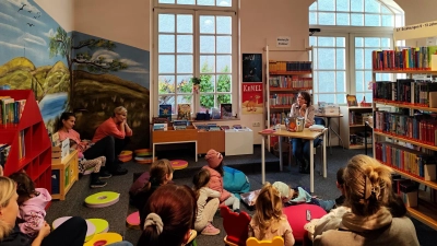 Impression von der Lesung in der Tirschenreuther Stadtbücherei  (Bild: Christine Henrich)