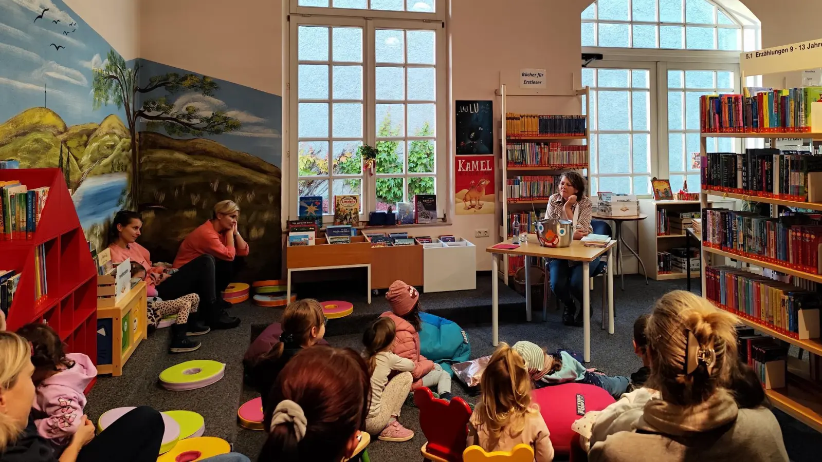 Impression von der Lesung in der Tirschenreuther Stadtbücherei  (Bild: Christine Henrich)