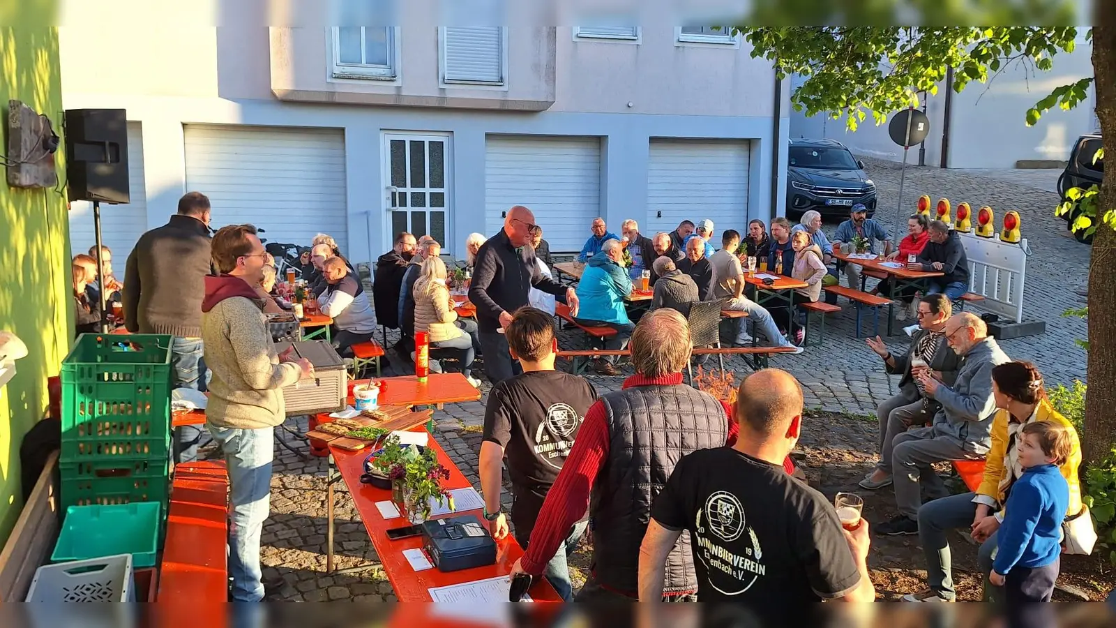 Großes Glück mit dem Wettergott - Helfer und Gäste bei bester Festimmung. (Bild: Romana Ott)