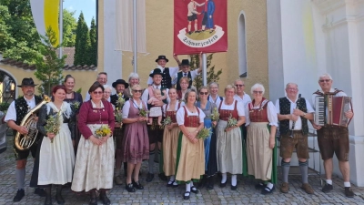 Festlich geschmückt in ihren Trachten, die Mitglieder des Trachtenvereins „D`Miesbergler”, die ihr Engagement am „Frauentag” auf dem Miesberg hoch halten. (Bild: Lisa Wilhelm )